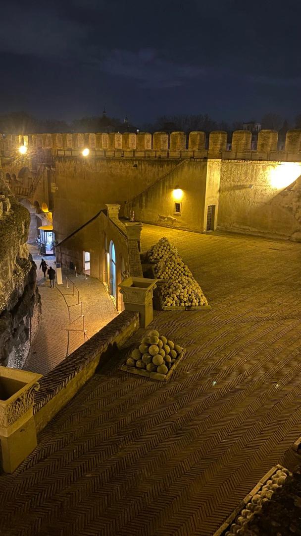 Cortile e muri difensivi di Castel Sant'Angelo di notte