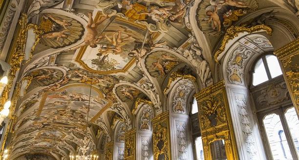 Plafond voûté de la Galerie des Glaces à l'intérieur du Palazzo Doria Pamphilj