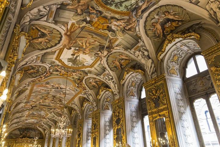 Plafond voûté de la Galerie des Glaces à l'intérieur du Palazzo Doria Pamphilj