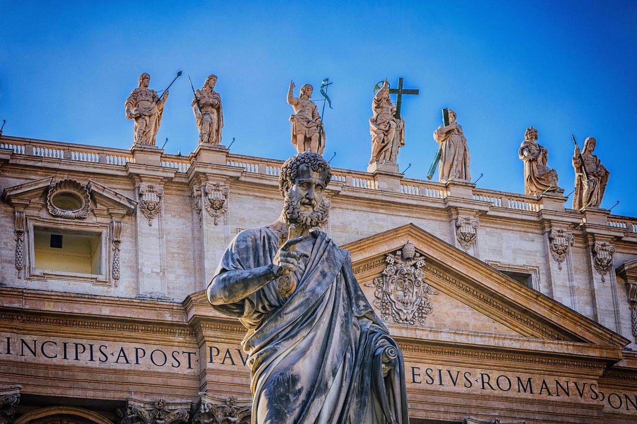 Statua di San Pietro di fronte alla Basilica di San Pietro