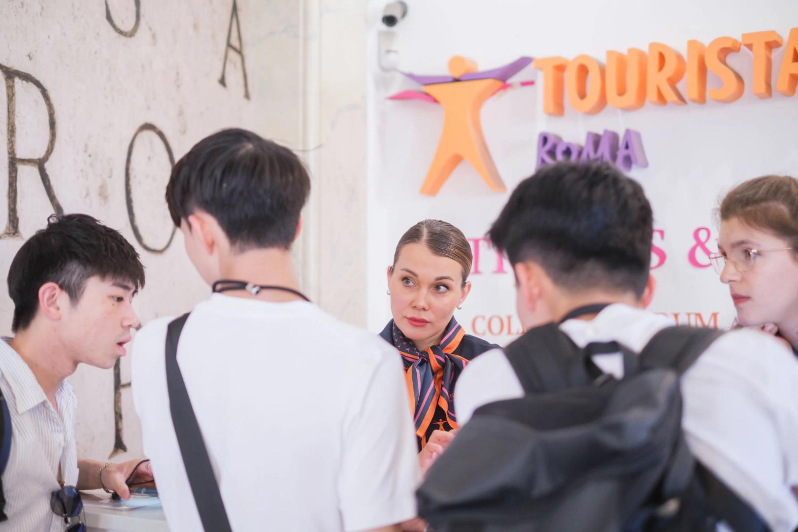 Visitatori che chiedono informazioni a una guida Touristation