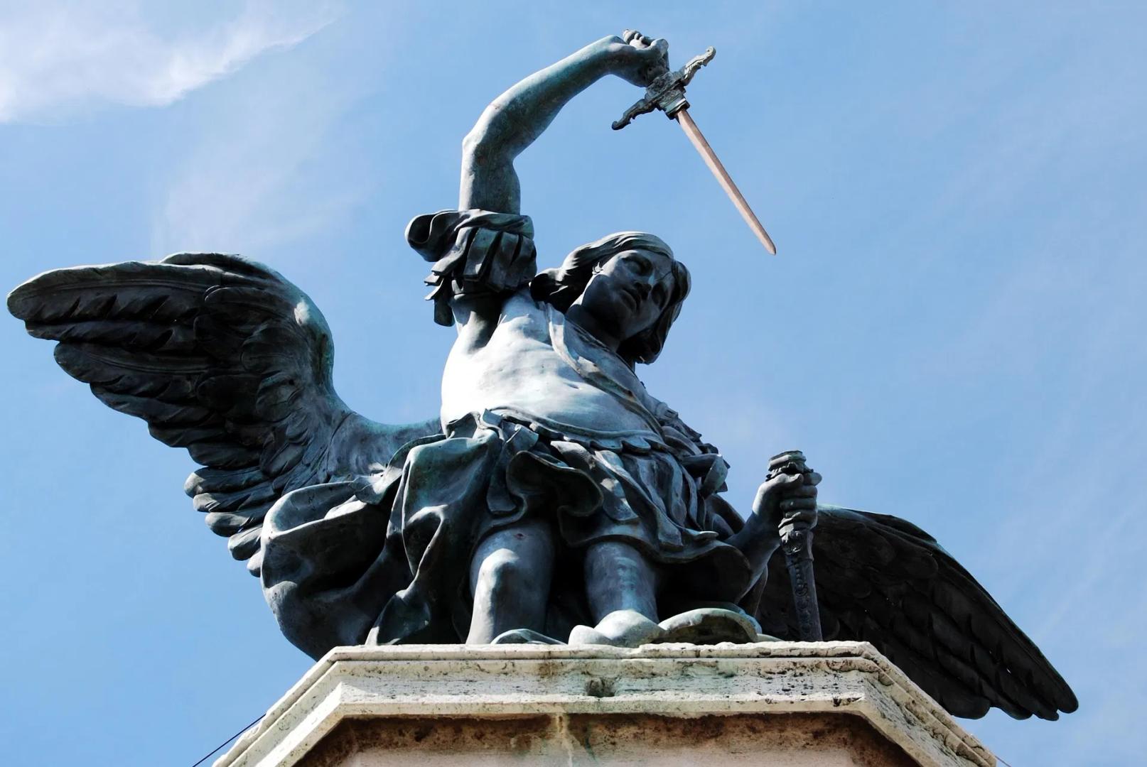 Statua dell'Arcangelo Michele in cima a Castel Sant'Angelo