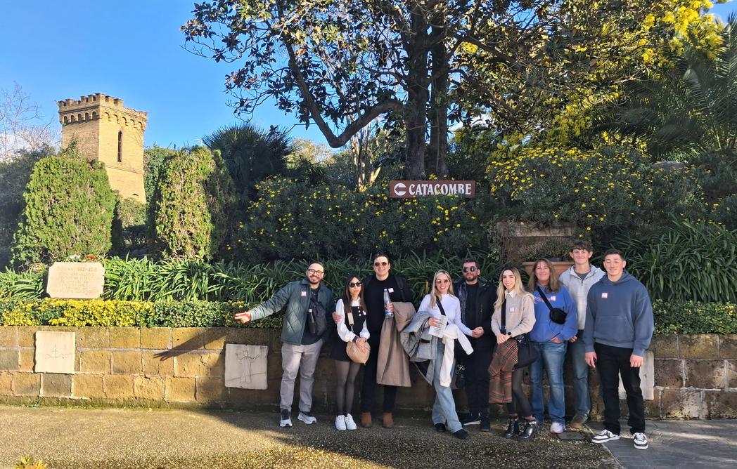 Groupe de visiteurs se rendant aux Catacombes