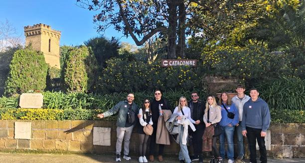 Grupo de visitantes dirigiéndose a las Catacumbas