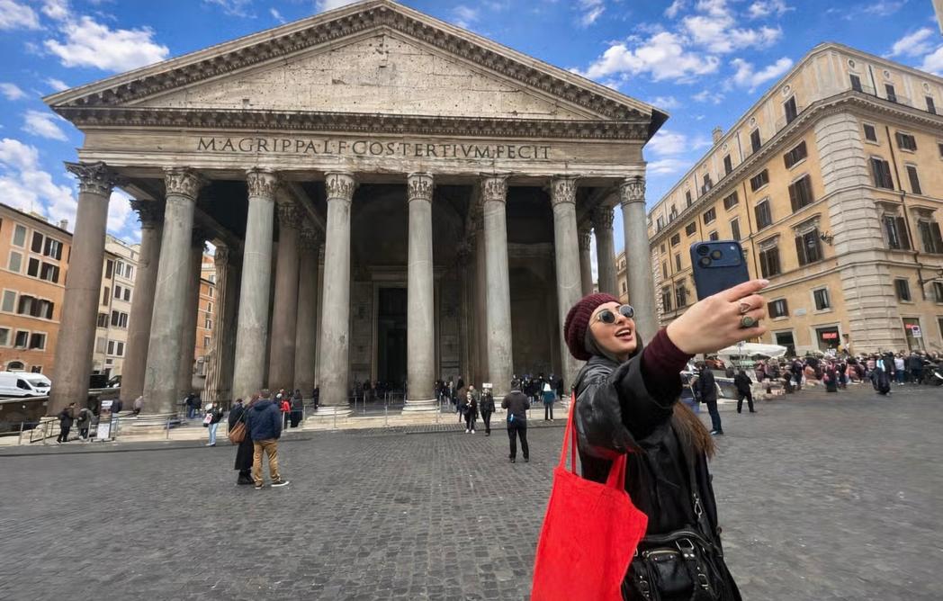 Femme prenant une photo devant le Panthéon