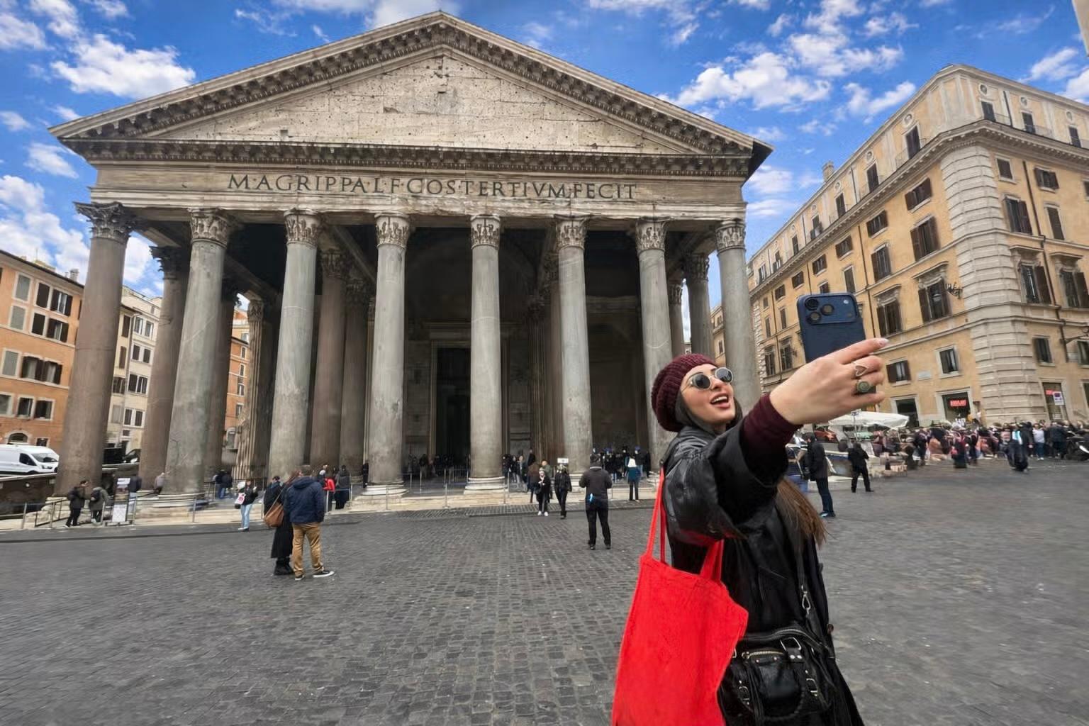 Femme prenant une photo devant le Panthéon