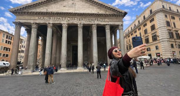 Mujer tomando una foto frente al Panteón