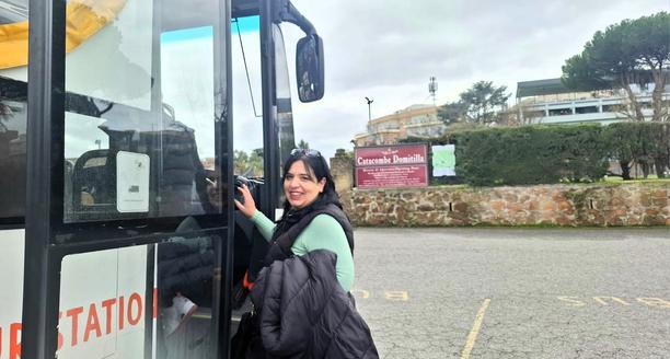 Femme montant dans le bus