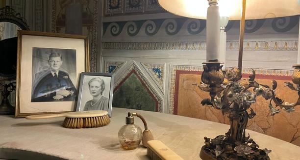 Tocador vintage con productos de belleza esenciales y fotografías dentro del Palazzo Doria Pamphilj