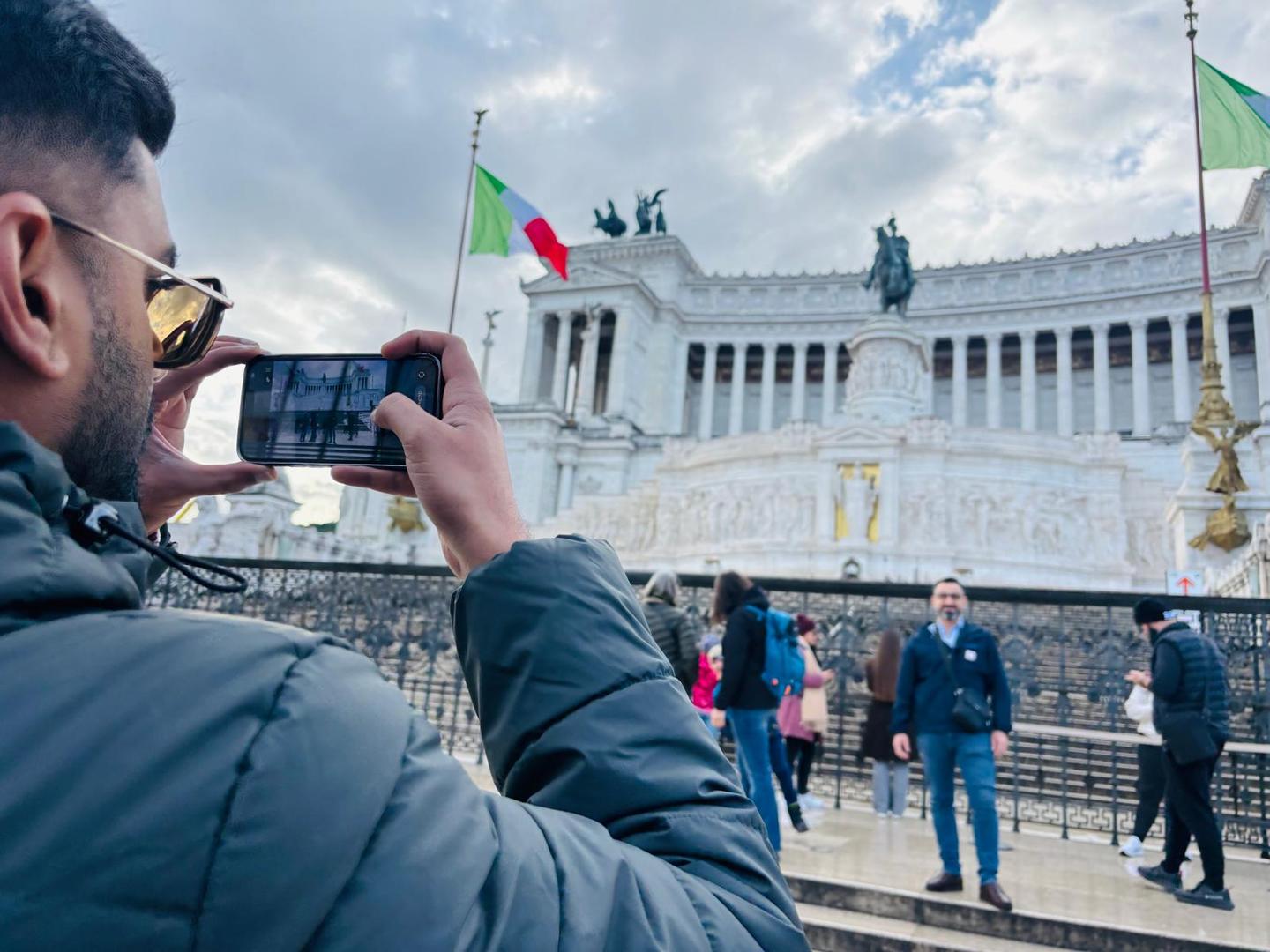 Visitatore che scatta una foto davanti all'Altare della Patria