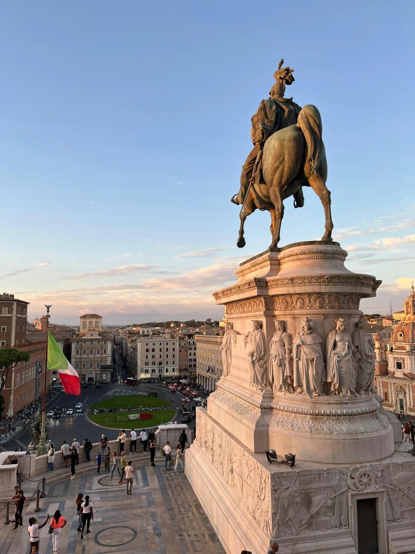 Statua di Vittorio Emanuele II di fronte all'Altare della Patria