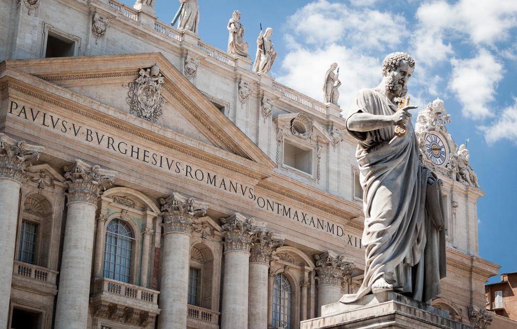 Estátua de São Pedro em frente à Basílica de São Pedro