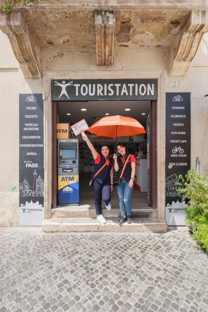 Guide Touristation davanti all'ufficio Touristation