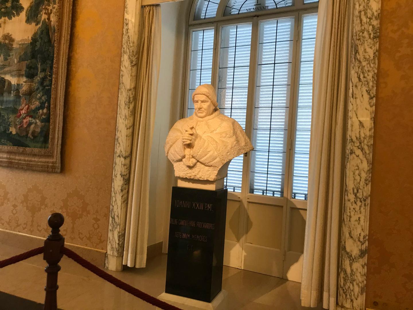 Statue von Papst Johannes XXIII im Apostolischen Palast