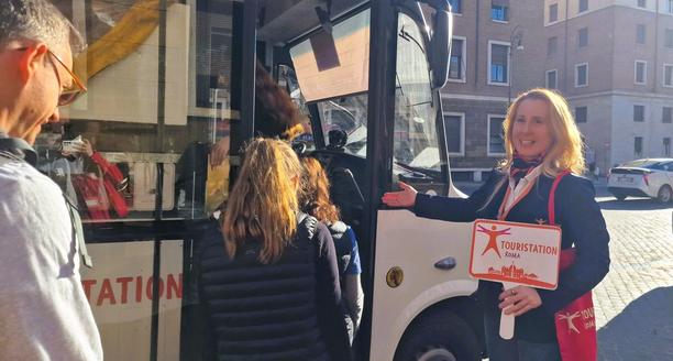 Guide Touristation conduisant les visiteurs vers le bus