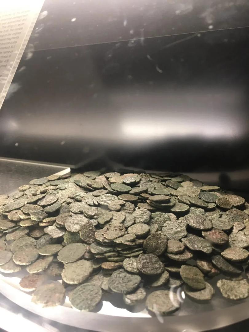 Antiguas monedas romanas encontradas durante las excavaciones de Vicus Caprarius en Roma