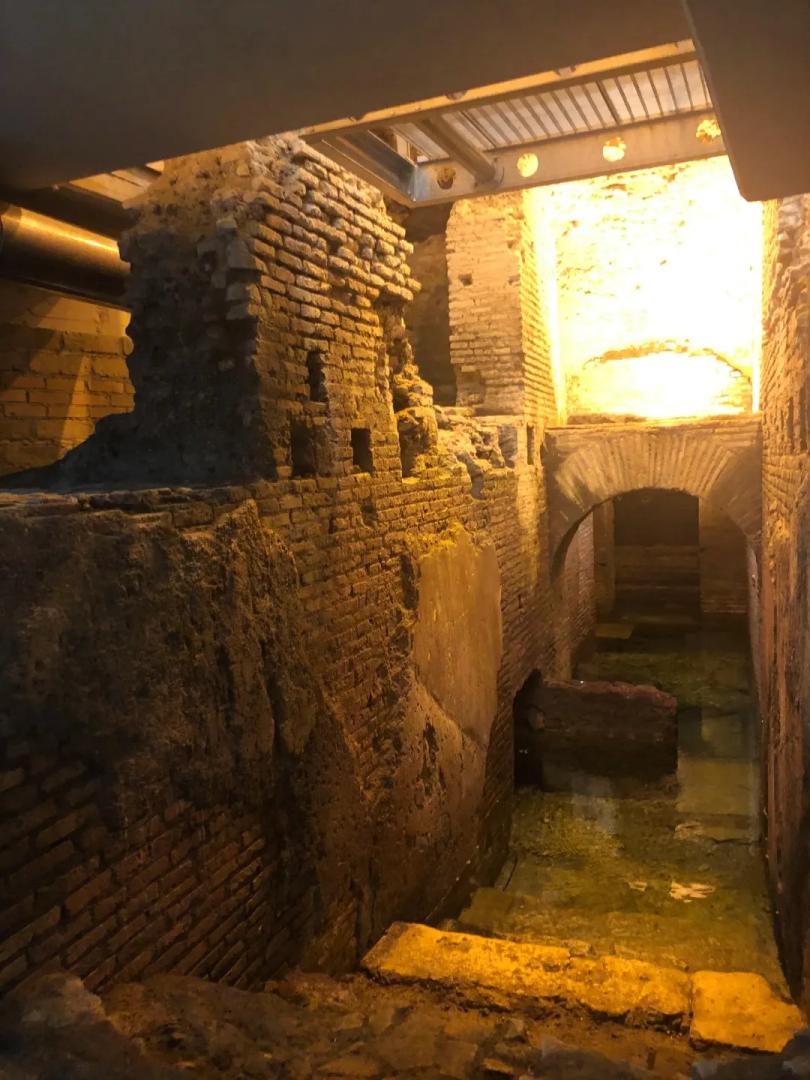 Antiguas ruinas romanas dentro del sitio arqueológico subterráneo Vicus Caprarius Roma