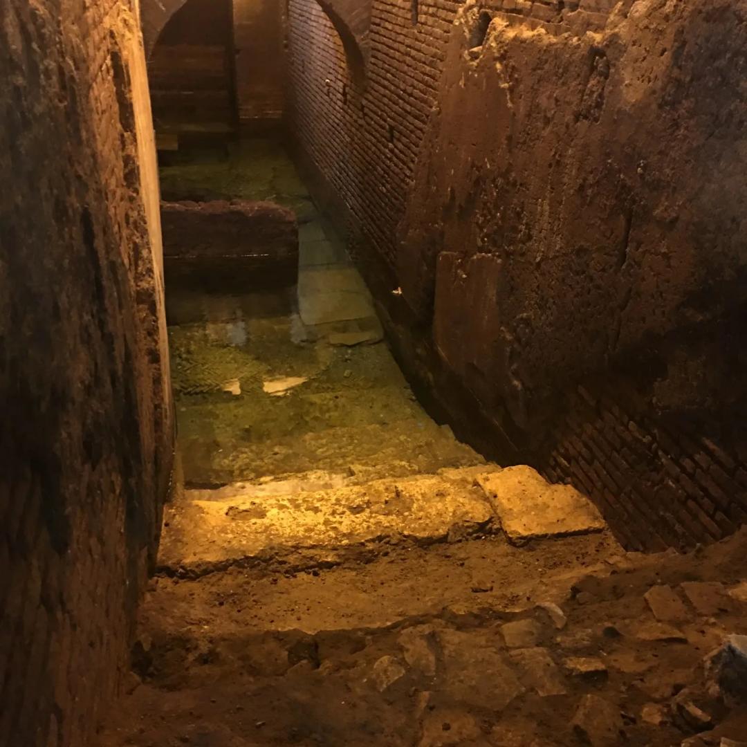 Antiguo corredor subterráneo romano y acueducto en el distrito de Trevi Roma