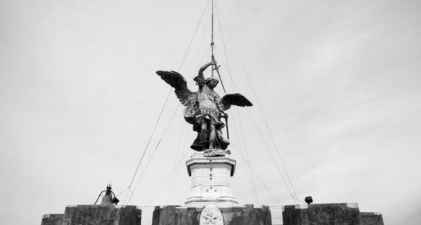 Estátua do Arcanjo Miguel no topo do Castelo Sant'Angelo