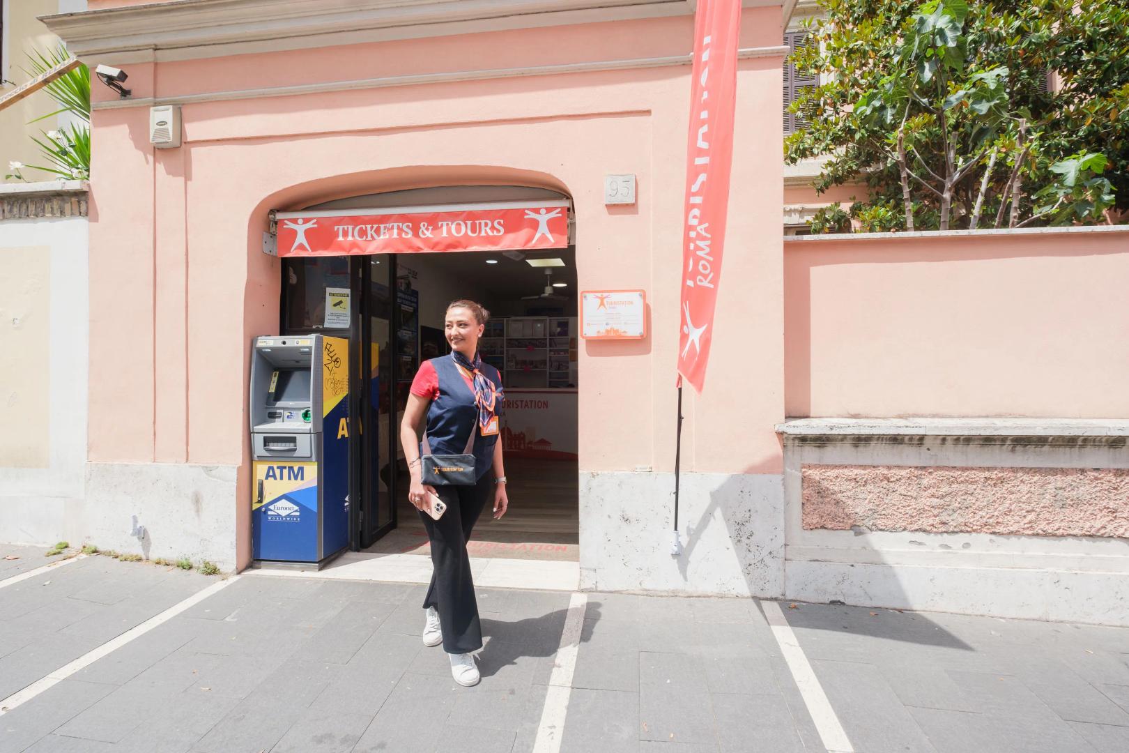Guide Touristation devant le bureau Touristation
