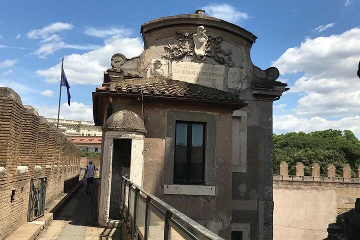 Porta papale sulle mura esterne di Castel Sant'Angelo