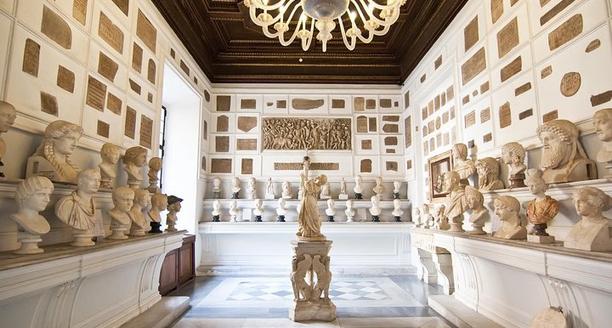 Sala dei Busti all'interno dei Musei Capitolini