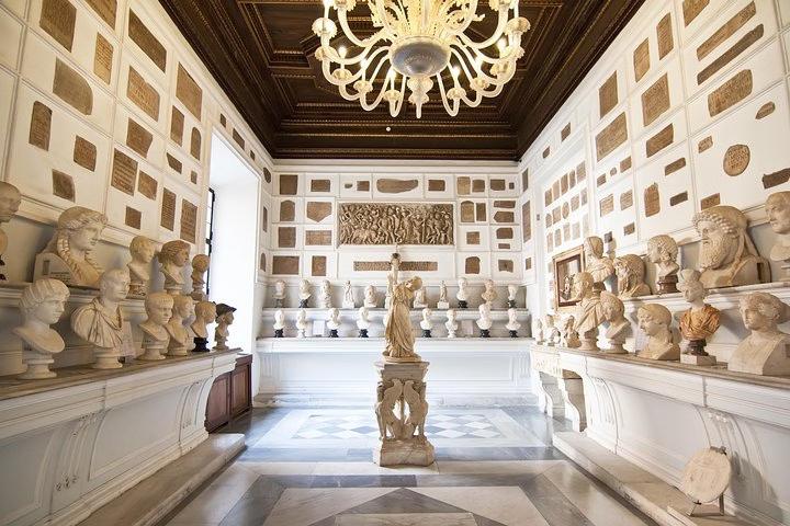 Sala dei Busti all'interno dei Musei Capitolini