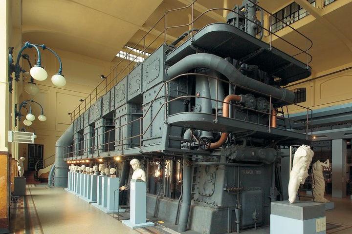Machine Hall con antiche sculture romane all'interno del Museo Centrale Montemartini