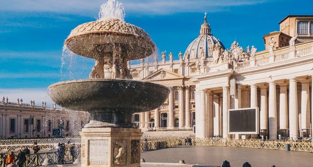 Fontaine baroque devant la Basilique Saint-Pierre