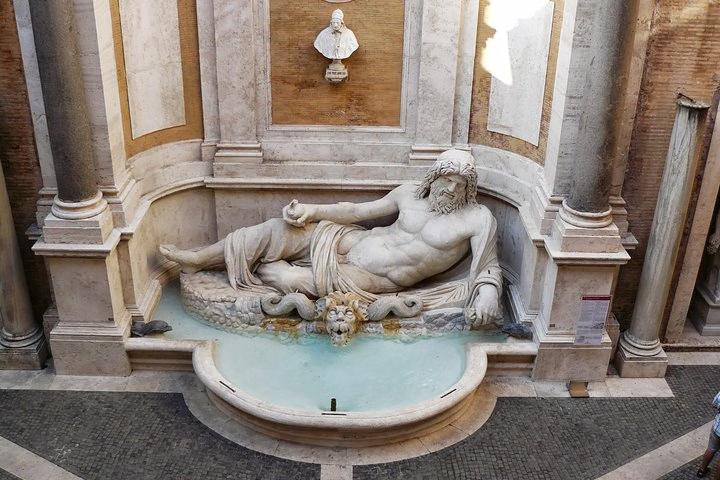 Fontana di Marforio nel cortile del Palazzo Nuovo
