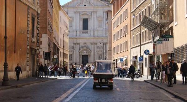 Golf cart dans les rues de Rome