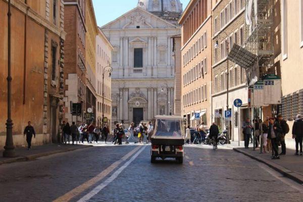 Golf cart en las calles de Roma