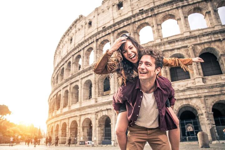 Pareja frente al Colosseum