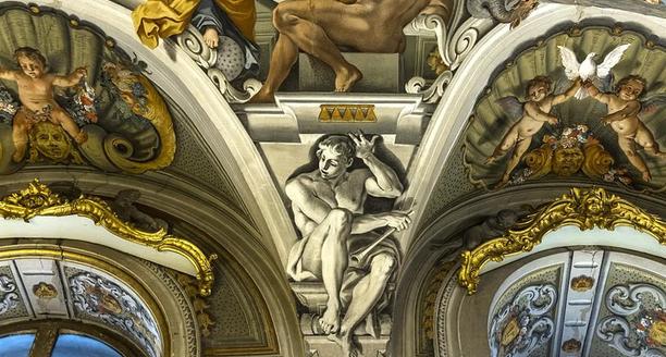 Gros plan du plafond voûté dans la Galerie des Miroirs à l'intérieur du Palazzo Doria Pamphilj