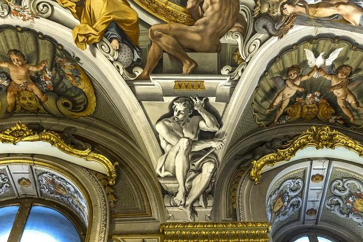 Gros plan du plafond voûté dans la Galerie des Miroirs à l'intérieur du Palazzo Doria Pamphilj