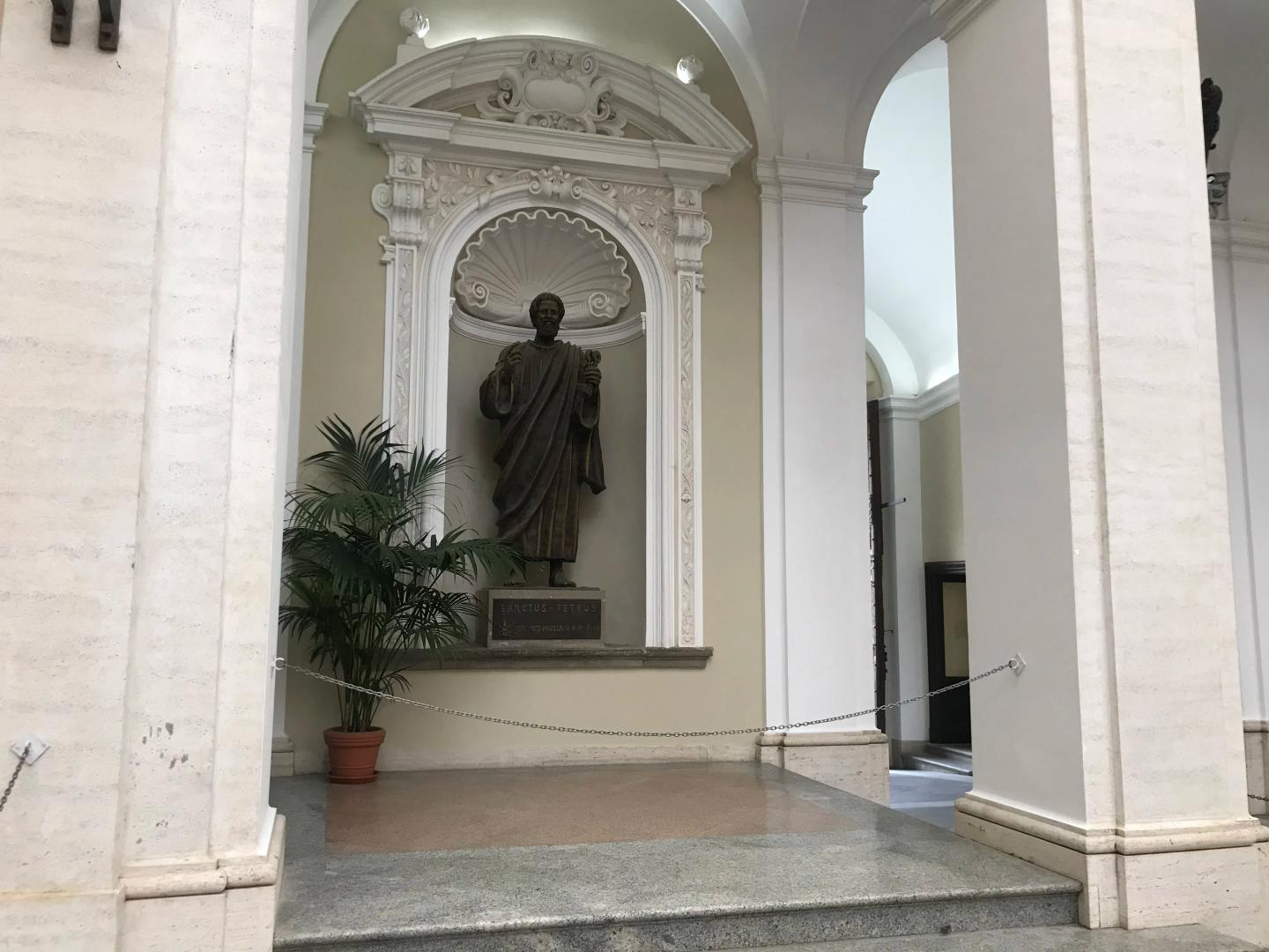 Statue de Saint Pierre au Palais Apostolique
