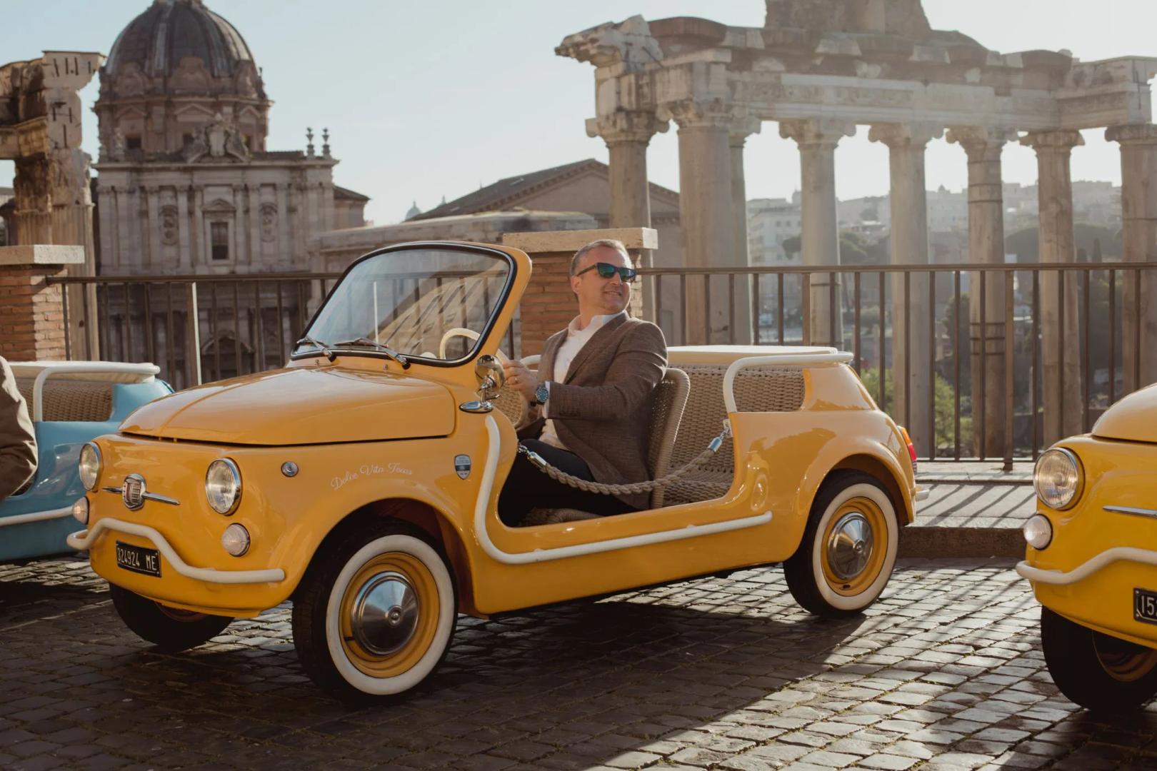 Uomo in una cabrio vintage