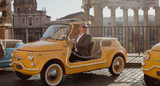 Uomo in una cabrio vintage