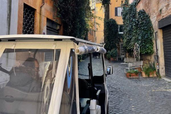 Carrito de golf en las calles de Roma