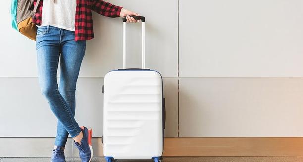 Femme portant sa valise