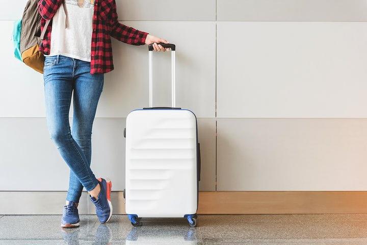 Femme portant sa valise
