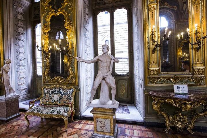 Statue dans la Galerie des Glaces du Palazzo Doria Pamphilj