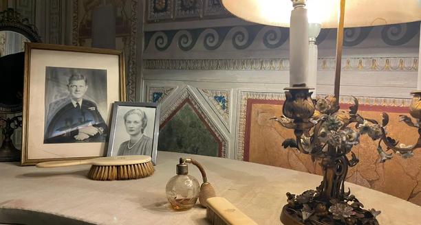 Penteadeira vintage com produtos de beleza essenciais e fotografias dentro do Palazzo Doria Pamphilj