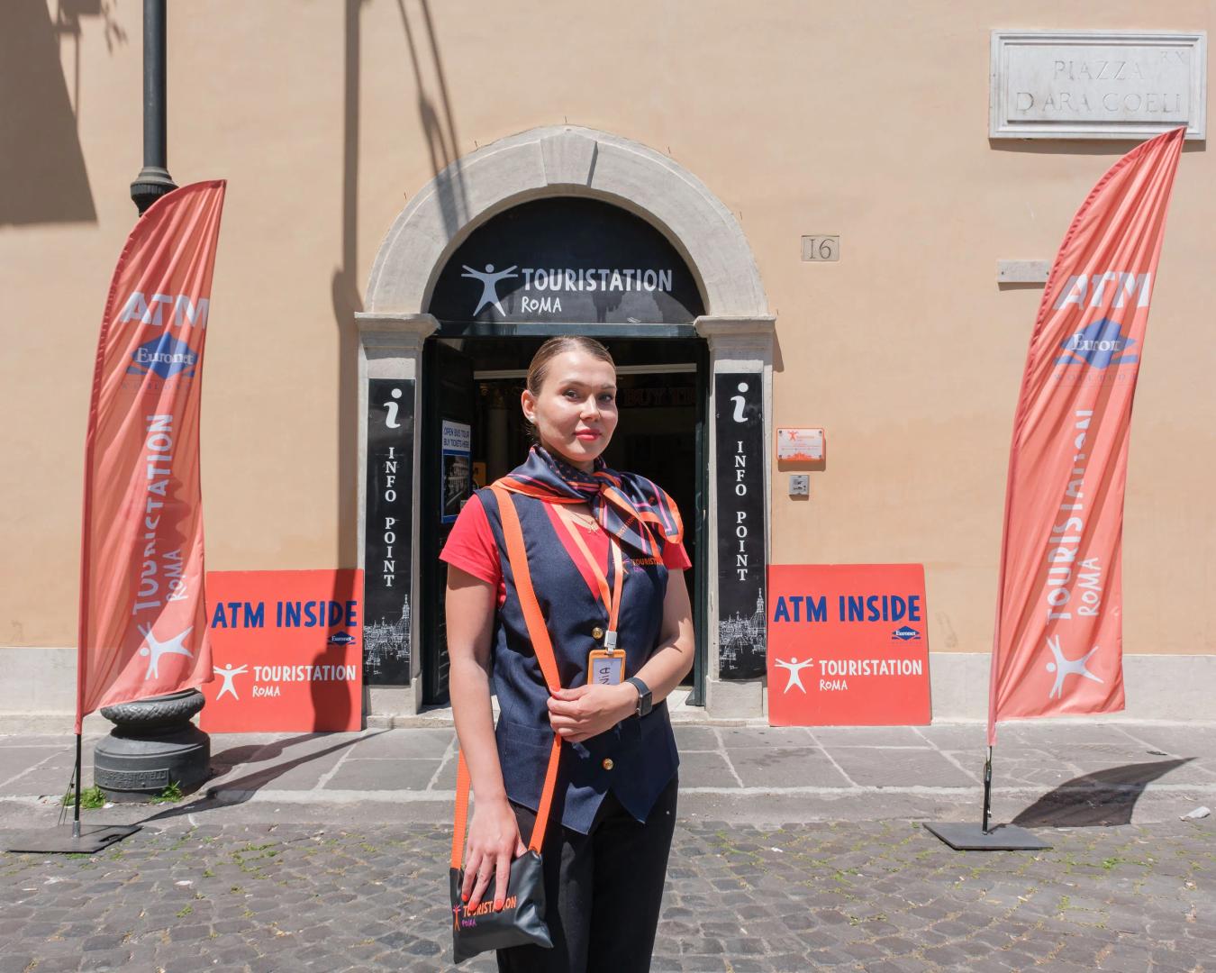 Guida Touristation davanti all'ufficio Touristation