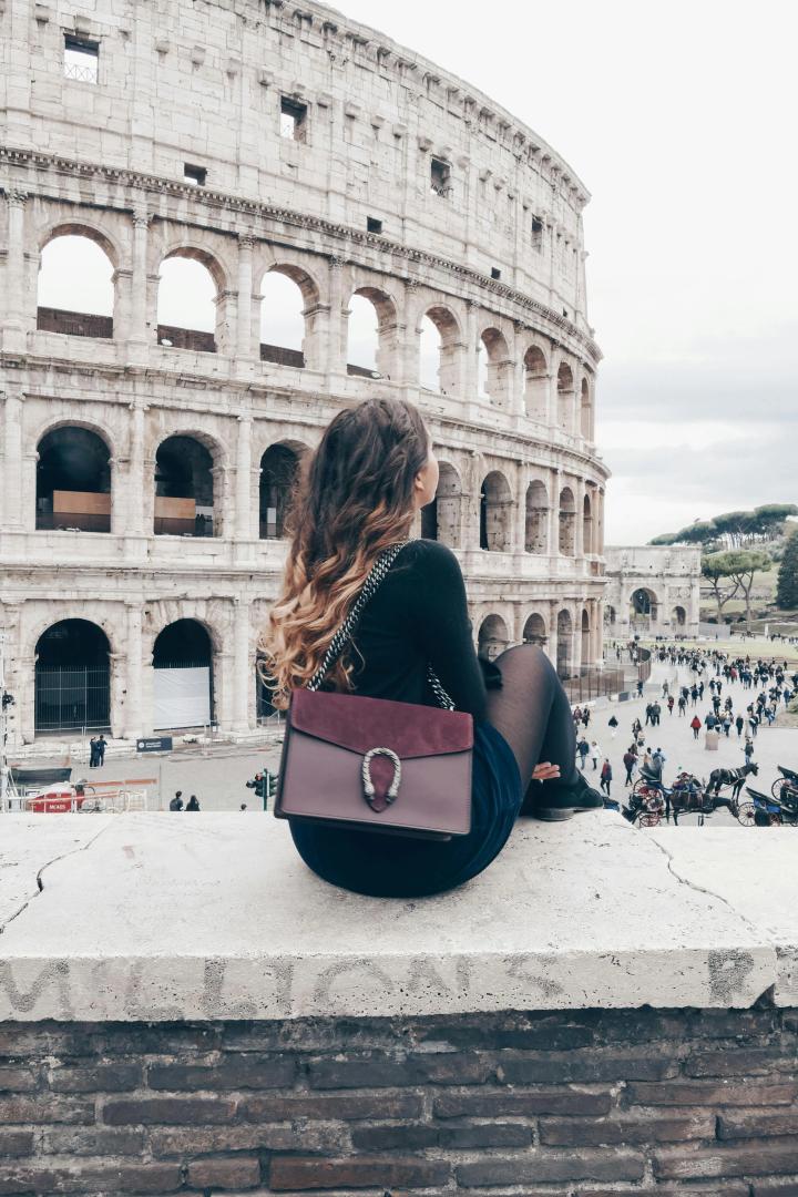 Donna seduta di fronte al Colosseo