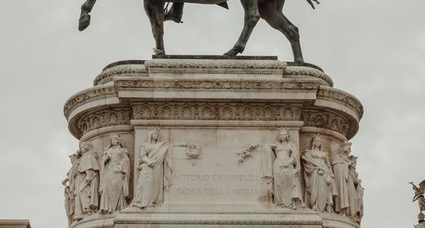 Statua di Vittorio Emanuele II di fronte all'Altare della Patria