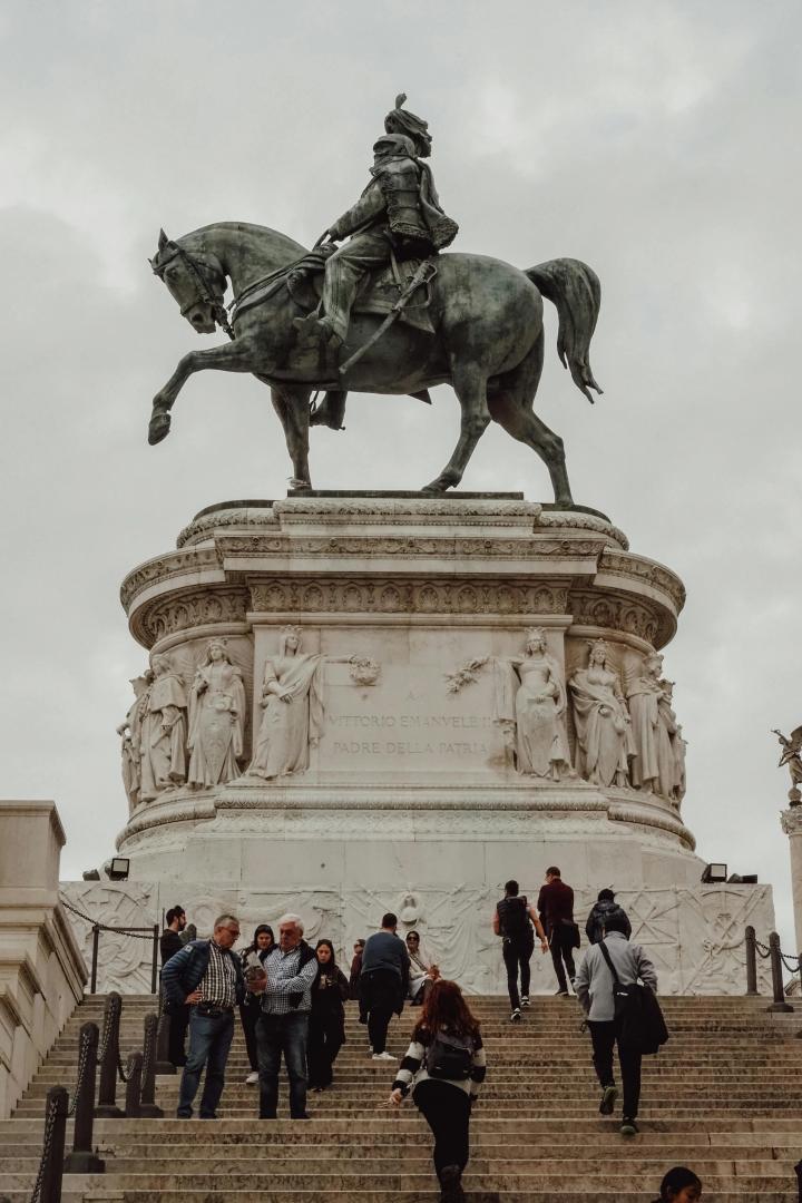 Statua di Vittorio Emanuele II di fronte all'Altare della Patria