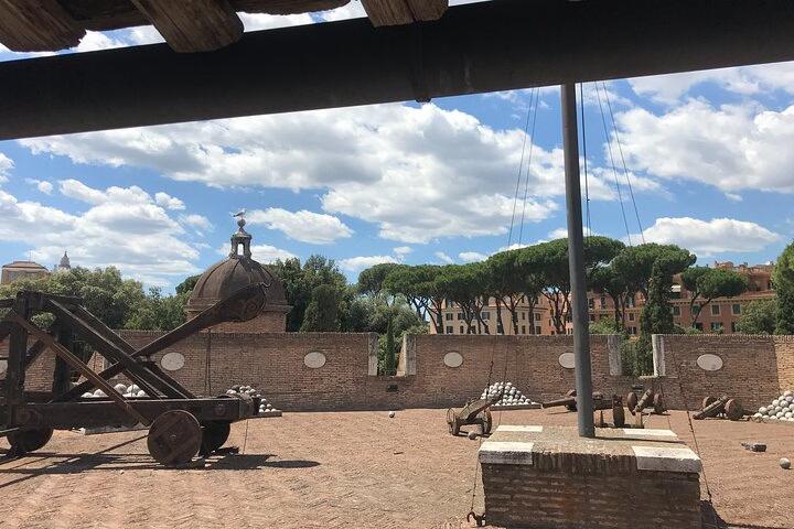 Catapulte e cannoni nel cortile di Castel Sant'Angelo