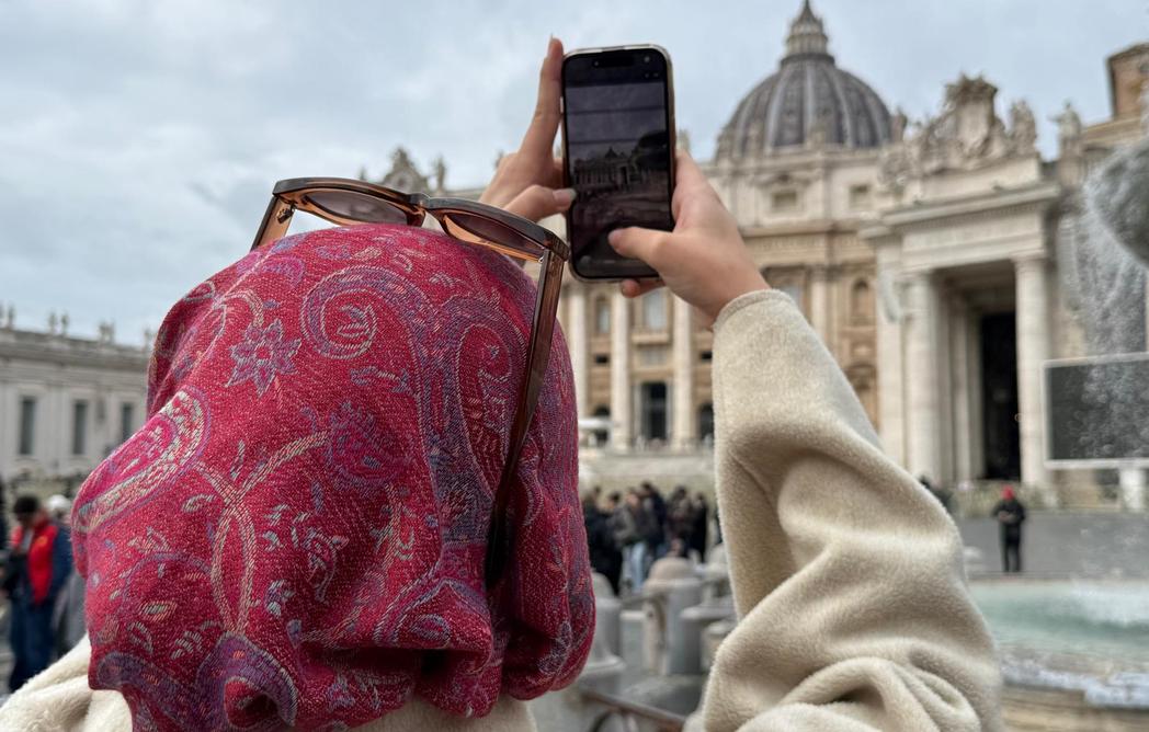 Frau, die ein Foto der Petersbasilika macht