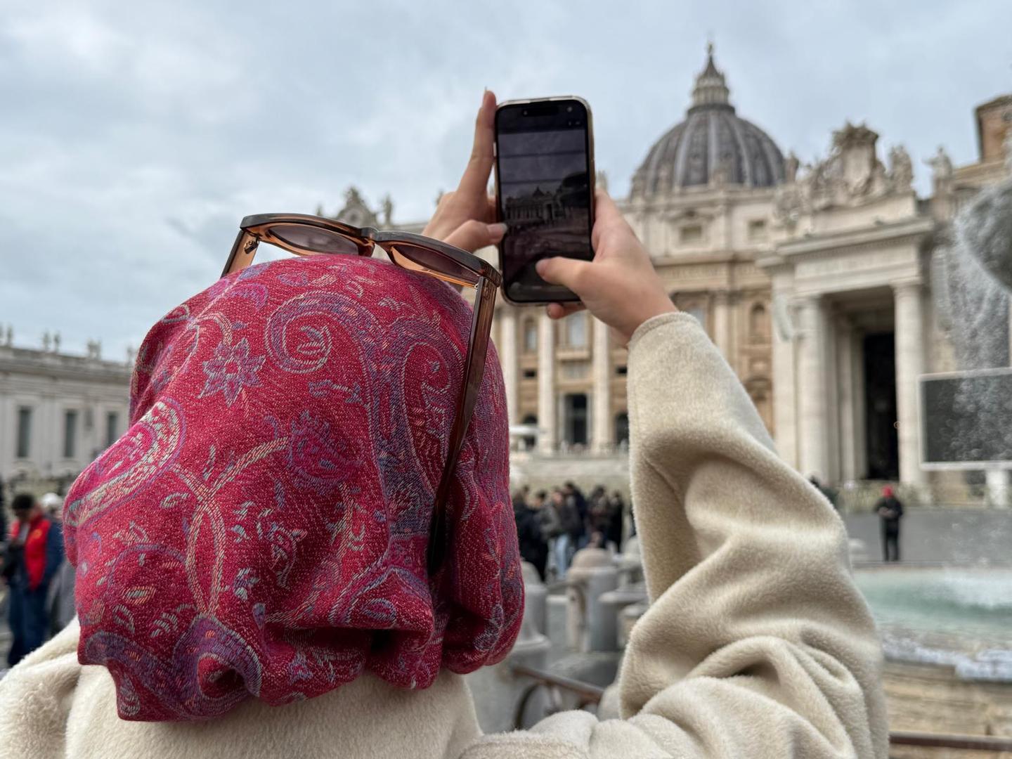 Frau, die ein Foto der Petersbasilika macht